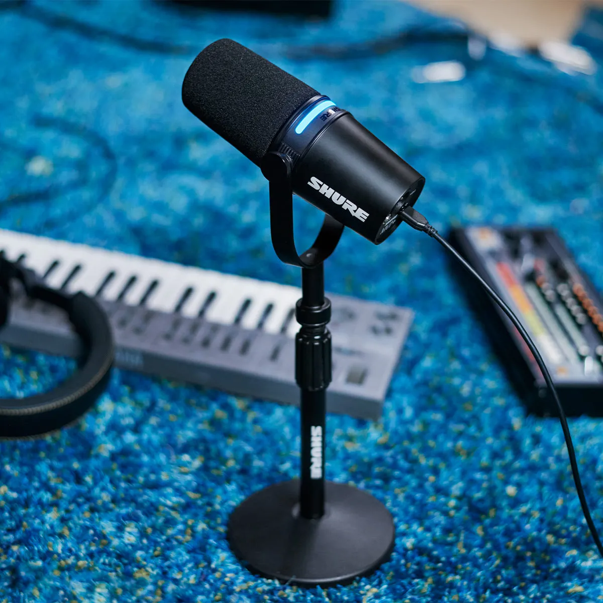 Shure MV7  Hybrid Output USB-C & XLR Podcast Microphone & Desktop Stand (Black)